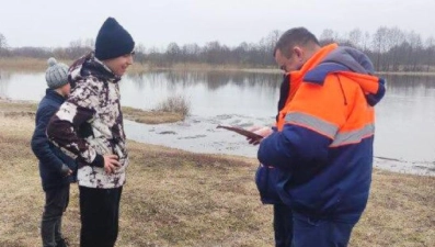 Липецкие спасатели остановили мальчиков, прыгающих на подтаявших льдинах рек