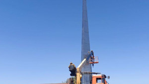 Липецкие строители капитально ремонтируют стелу на кургане в подшефном Володарском округе ДНР