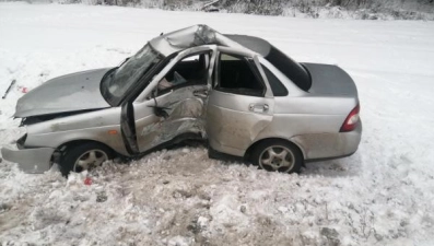 Водителя вписавшейся в столб «Приоры» госпитализировали в Липецкой области