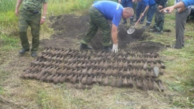 Арсенал боеприпасов жители Тербунского района нашли на огороде