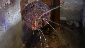 Жители дома на Семашко в Липецке платят за протечку воды в подвале