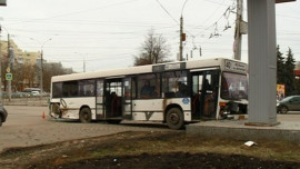 Момент столкновения автобусов у "Звездного" сняли уличные камеры