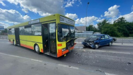 В Липецке на Баумана столкнулись иномарка и автобус