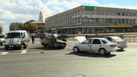 В центре Липецка перевернулась иномарка