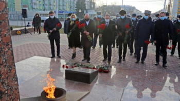 Первые лица Липецкой области возложили цветы к Вечному огню в День Неизвестного солдата