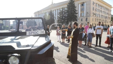 В Липецке у Христо-Рождественского кафедрального собора состоялось освящение автомобиля, который передадут на фронт