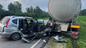 Иномарка врезалась в большегруз под Тербунами: есть двое пострадавших