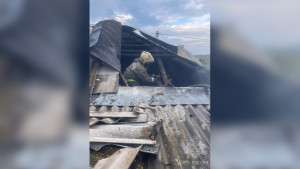 Пожарные тушили крышу частного дома в деревне под Задонском