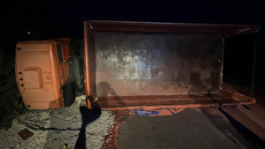 В Добринке пострадал водитель перевернувшегося грузовика