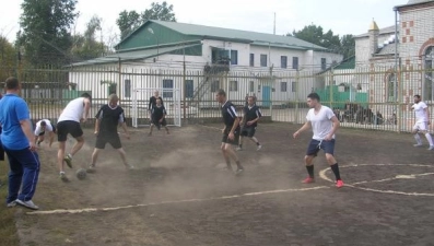 Осуждённые и священники поиграли в футбол