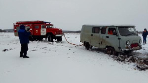 Липецкие спасатели за прошедшие сутки вызволили из снежного плена 3 автомобиля