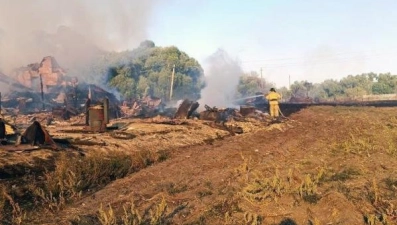 В селе Куликово Липецкой области огнеборцы тушили бесхозные постройки