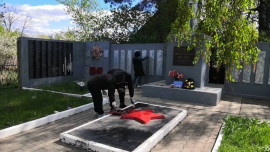 Сотрудники регионального СКР благоустроили мемориал в Тербунском районе