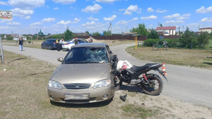 Два семнадцатилетних парня серьезно травмированы после столкновения их мотоцикла с иномаркой