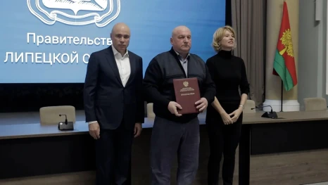 Министр сельского хозяйства России Оксана Лут и Игорь Артамонов наградили лучших аграриев региона