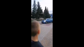 Автомобиль без госномеров устроил гонки на детской площадке под Липецком