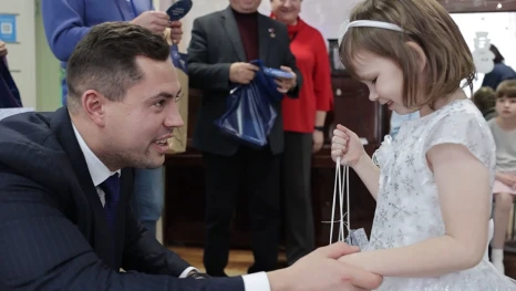 Депутаты облсовета пришли с новогодними подарками в лебедянский Центр помощи детям