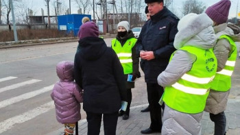 Липецкие автоинспекторы с родительскими патрулями организуют профилактические встречи у детсадов