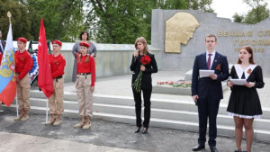 Глава Липецка Евгения Уваркина возложила цветы к мемориалу Скорбящей матери на Сокольском кладбище Липецка