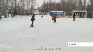 В Липецке начали заливать хоккейные коробки