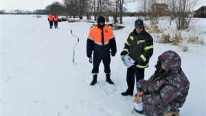 Спасатели предупреждают липчан: весенний лёд на реке уже непрочен