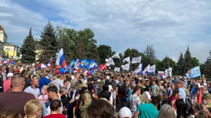 Липчане на Соборной площади тожественно встречают своих защитников