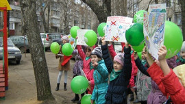 Первоклассники Липецка выступили против парковки на детских площадках