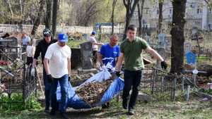 Единороссы привели в порядок старинное кладбище в Липецке