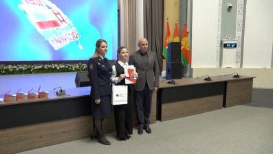 Игорь Артамонов вручил паспорта юным липецким активистам Движения Первых