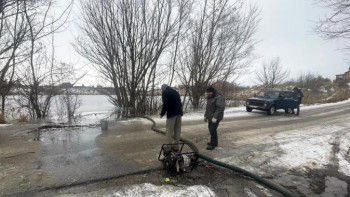 В селе Елецкое Липецкого района откачивают воду из переполненного пруда