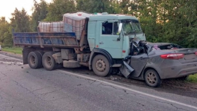 Три человека погибли в столкновении иномарки и КамАЗа под Липецком