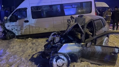 Иномарка столкнулась с микроавтобусом под Липецком: 1 человек погиб, 6 пострадали