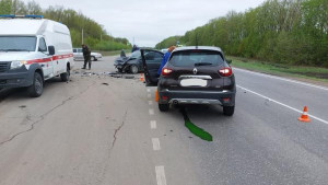 В Липецкой области в серьезной аварии пострадали водитель и пассажирка «Гранты»