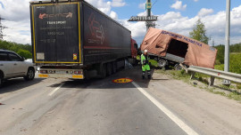 Три грузовика столкнулись на въезде в Липецк: есть пострадавший