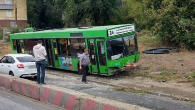 Большая пробка образовалась на Студёновской из-за ДТП с автобусом