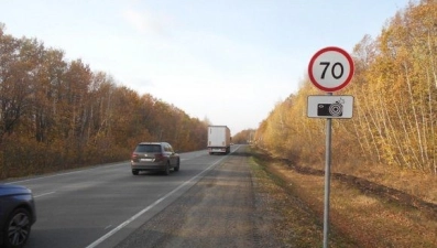 Перед опасным поворотом на Частую Дубраву поставили дополнительные знаки