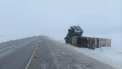 Большегруз перевернулся на трассе в Грязинском районе