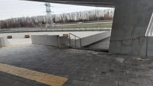 Подрядчик заново уложил тротуарную плитку у поликлиники в микрорайоне Елецкий