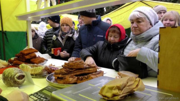 Агрохолдинг «Мокрое» передал выручку за сало с ярмарки в фонд помощи участникам СВО