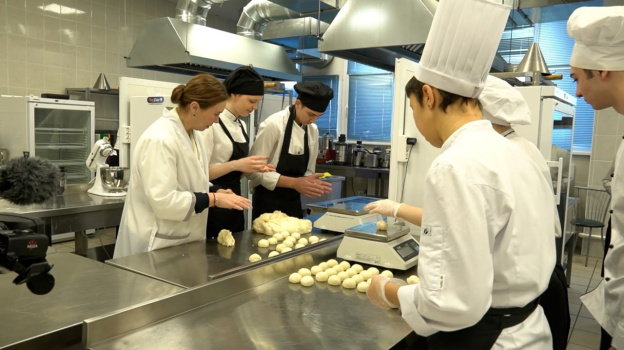 Депутат Госдумы Татьяна Дьяконова, студенты и школьники собрали гумгруз для бойцов СВО