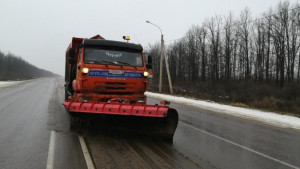 Первый снег на дорогах Липецкой области убирают 66 спецмашин