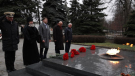 Игорь Артамонов принял участие в возложении цветов к Вечному огню в Ельце