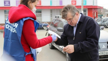 В Добром волонтеры раздают жителям медицинские маски