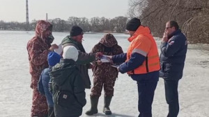 Липецкие спасатели вытащили с тающего льда реки искавших раков школьников