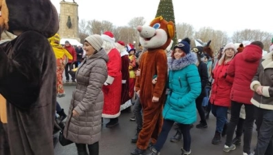 Деды Морозы, Снегурочки и снеговики прошли по центру Липецка