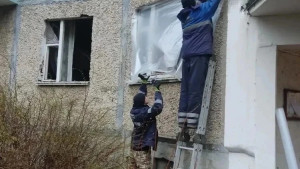 Выбитые стекла в домах на улице Черокманова в Ельце временно закрывают плотной пленкой