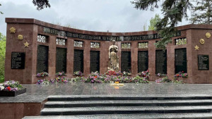 Липецкие строители обновили мемориал в подшефном Володарском округе ДНР