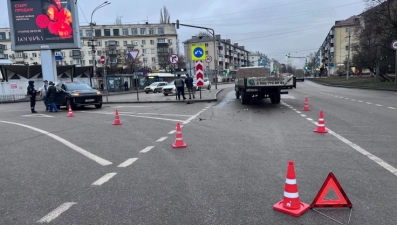 Водитель иномарки пострадал в столкновении с грузовиком в Липецке