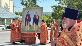 В Ельце прошел крестный ход в честь равноапостольных братьев Кирилла и Мефодия