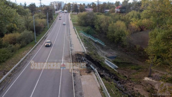 Пешеходная дорожка вдоль федеральной трассы не выдержала напора стихии в Липецкой области 